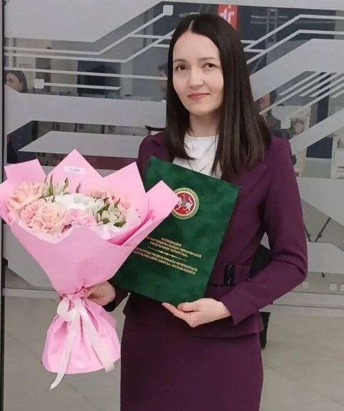 Арча районы ЗАГС бүлегенең баш белгече Гөлназ Маркелова Мактау грамотасы белән бүләкләнде