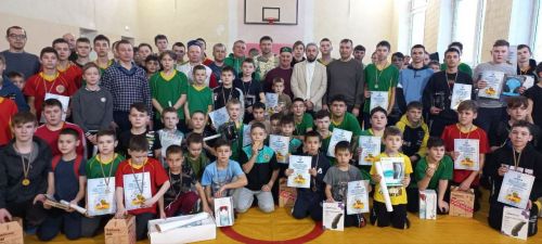 Бу арада Арча көрәшчеләре бүләк җыя. Тагын бәхет елмайды: велосипед эләкте!