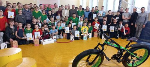 Бу арада Арча көрәшчеләре бүләк җыя. Тагын бәхет елмайды: велосипед эләкте!