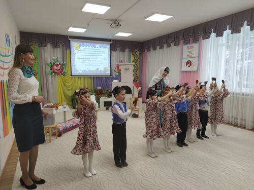 Җырлыйлар да, бииләр дә, музей да ясыйлар: Арчаның 10нчы балалар бакчасында кунакта