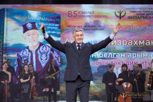 Айдар Фәйзрахманов туган көне концертында яңа китабын тәкъдим итте