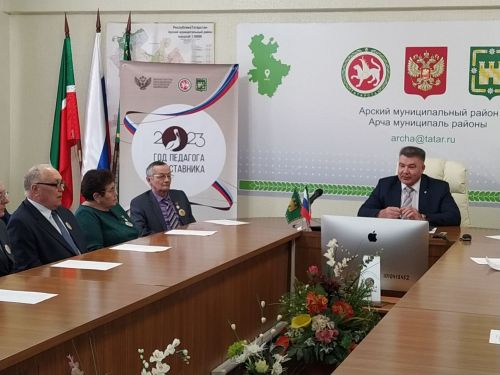 Татарстанда Укытучы һәм остаз елын ачтылар