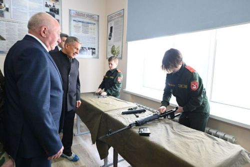 Рөстәм Миңнеханов Советлар Союзы Герое Конев исемендәге Чирмешән кадетлар мәктәбенә барды