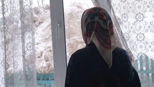 Тәрәзә каршында пычрак кар өеме