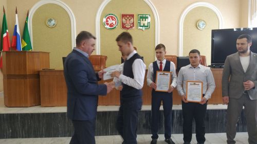 Район башлыгы Илшат Нуриев көрәш чемпионнары, призчылар белән очрашты (ВИДЕО)