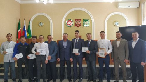 Район башлыгы Илшат Нуриев көрәш чемпионнары, призчылар белән очрашты (ВИДЕО)
