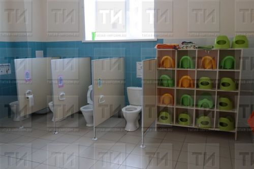 Балалар бакчасындагы тәрбияче елаган балаларны бәдрәфкә ябып куйган