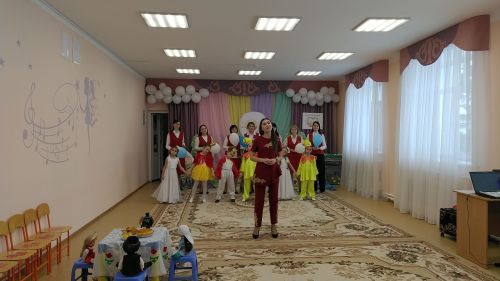 Үзара ярдәмләшеп эшлиләр