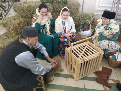 Печән базары яки... бии торган курчаклар