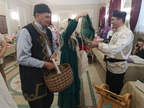 Печән базары яки... бии торган курчаклар