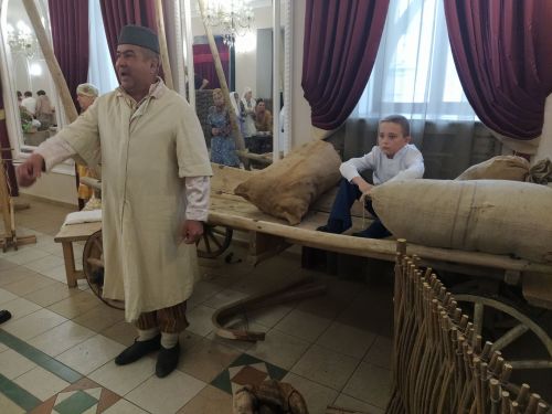 Печән базары яки... бии торган курчаклар