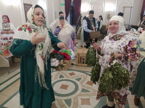 Печән базары яки... бии торган курчаклар