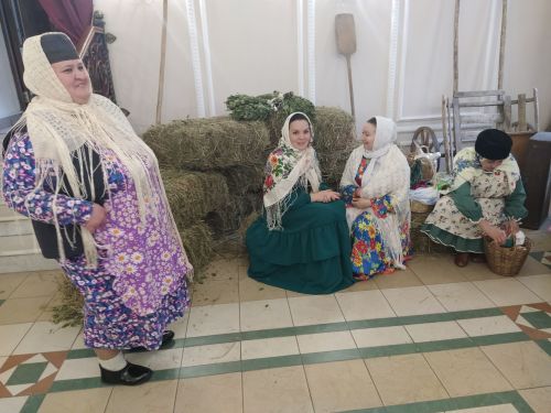 Печән базары яки... бии торган курчаклар