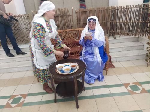 Печән базары яки... бии торган курчаклар