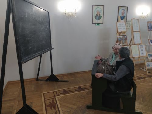 Печән базары яки... бии торган курчаклар