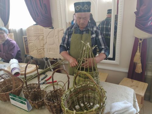 Печән базары яки... бии торган курчаклар