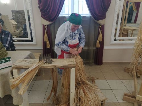 Печән базары яки... бии торган курчаклар
