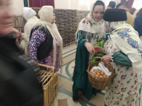 Печән базары яки... бии торган курчаклар