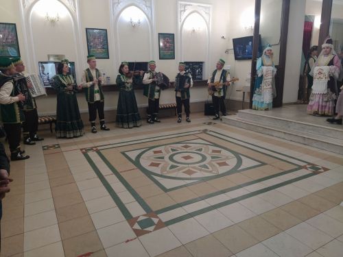 Печән базары яки... бии торган курчаклар