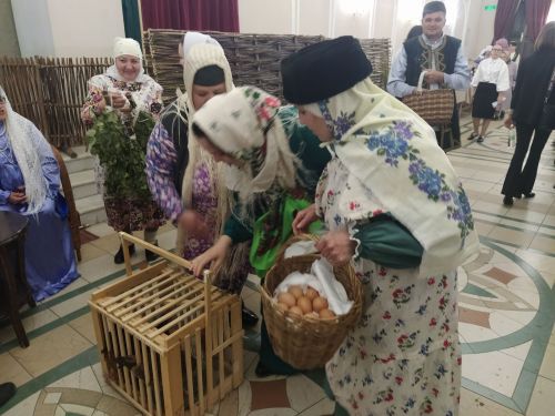 Печән базары яки... бии торган курчаклар