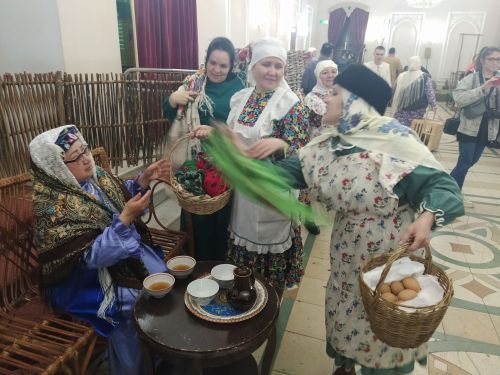 Печән базары яки... бии торган курчаклар