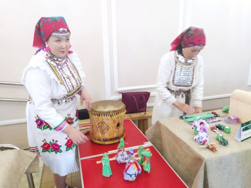 Печән базары яки... бии торган курчаклар