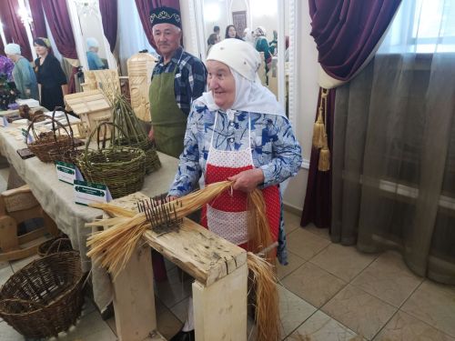 Печән базары яки... бии торган курчаклар