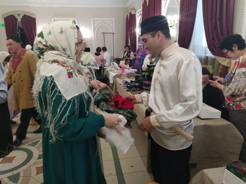 Печән базары яки... бии торган курчаклар