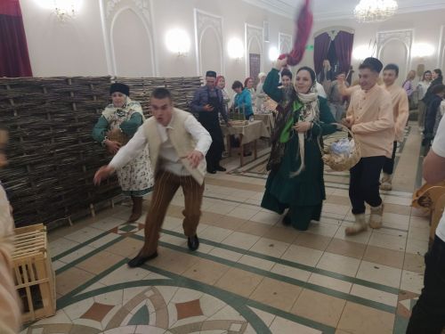 Печән базары яки... бии торган курчаклар