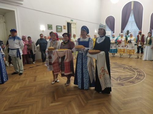 Печән базары яки... бии торган курчаклар