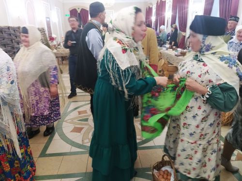 Печән базары яки... бии торган курчаклар