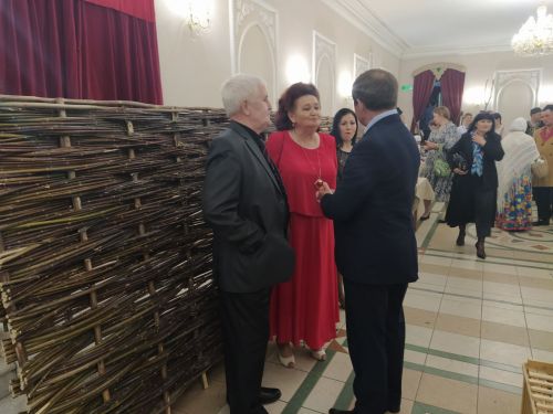 Печән базары яки... бии торган курчаклар