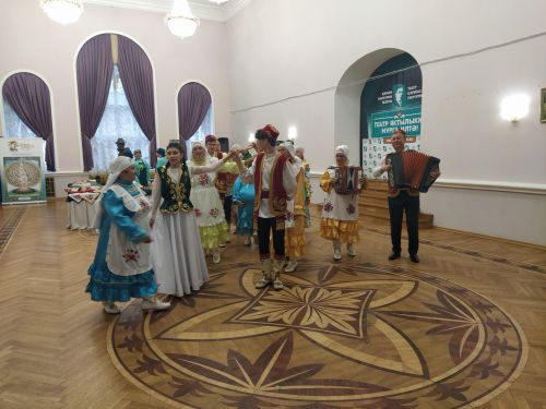 Печән базары яки... бии торган курчаклар