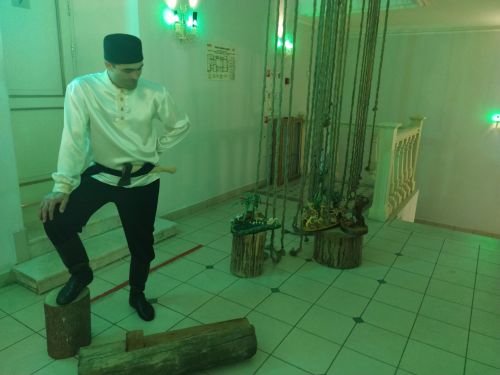 Печән базары яки... бии торган курчаклар