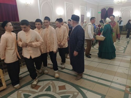 Печән базары яки... бии торган курчаклар