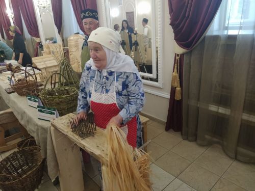 Печән базары яки... бии торган курчаклар