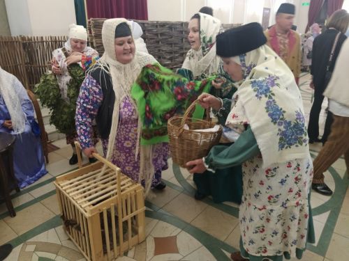 Печән базары яки... бии торган курчаклар