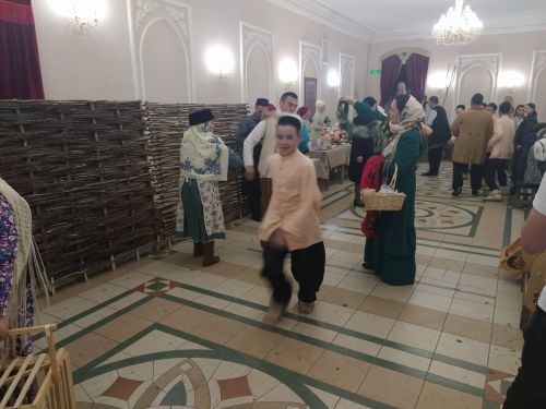 Печән базары яки... бии торган курчаклар
