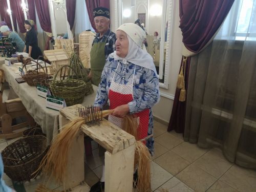 Печән базары яки... бии торган курчаклар