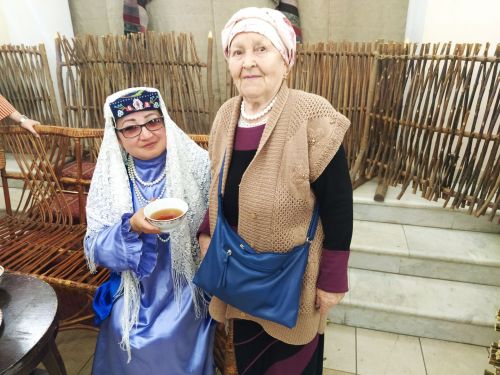 Печән базары яки... бии торган курчаклар