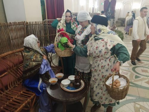 Печән базары яки... бии торган курчаклар