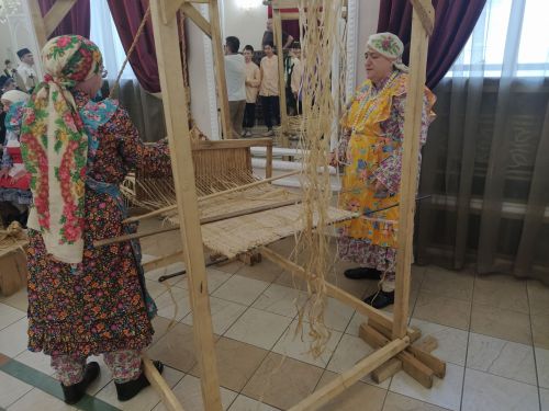 Печән базары яки... бии торган курчаклар