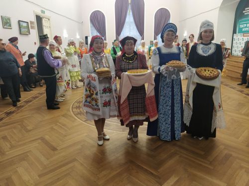 Печән базары яки... бии торган курчаклар