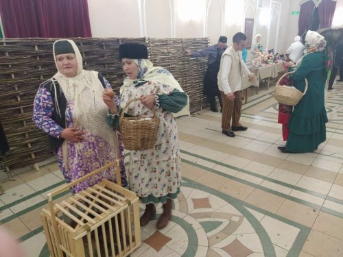 Печән базары яки... бии торган курчаклар