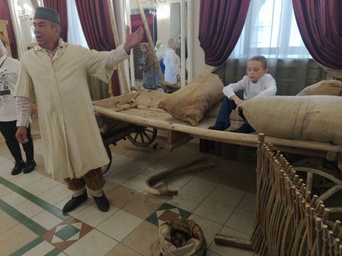 Печән базары яки... бии торган курчаклар