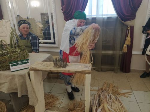 Печән базары яки... бии торган курчаклар
