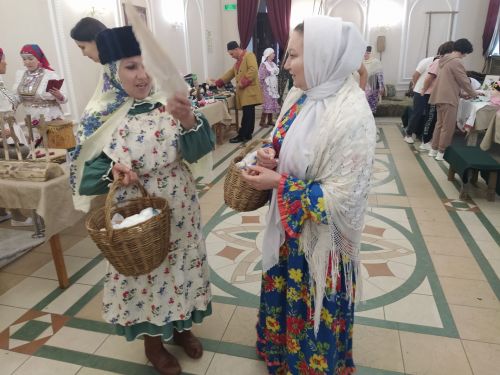 Печән базары яки... бии торган курчаклар