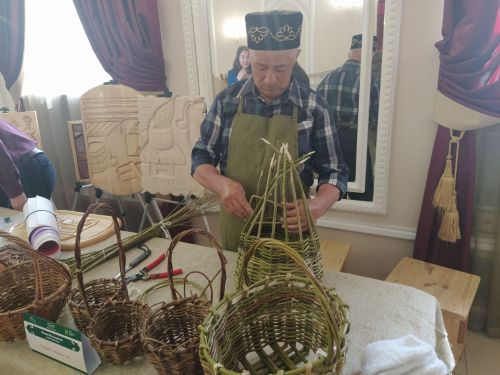 Печән базары яки... бии торган курчаклар