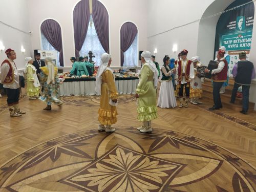 Печән базары яки... бии торган курчаклар