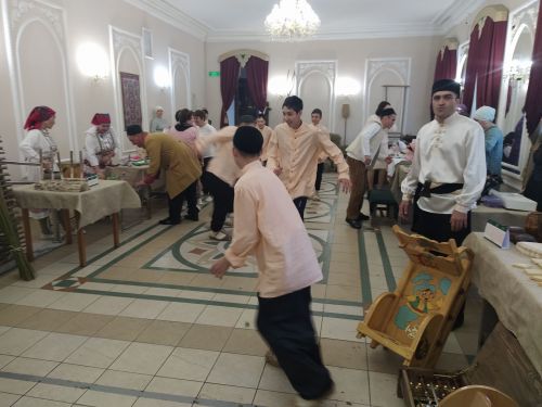 Печән базары яки... бии торган курчаклар